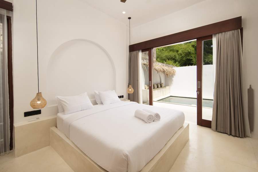 Chambre principale avec accès direct piscine